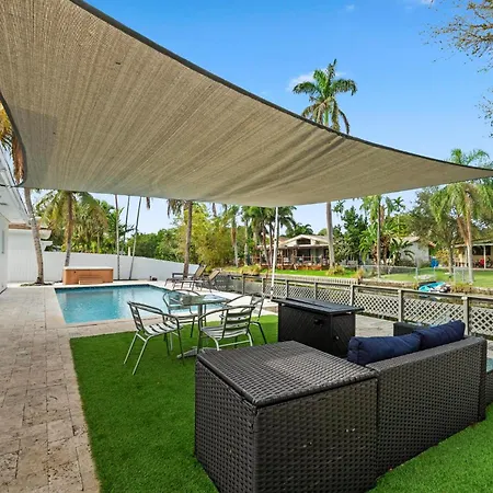 Uhost Ai - Luxurious 5B Home W Pool & Lounge